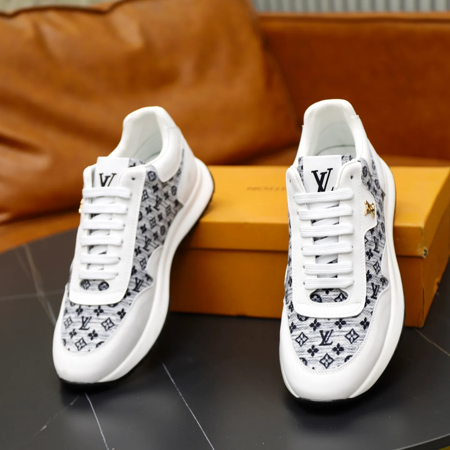 Ex-factory price: 462💰🙅‍♂️🙅‍♂️🙅‍♂️ Brand: LV Louis Vuitton Standard code: 38-44 (45 customized) Grade: Same as the official website Material: Original cowhide stitching brand cloth Comfortable and breathable lining Lightweight and wear-resistant sports outsole Style category: Men's fashion casual shoes Running sneakers Distinguished luxury brand elements Top luxury Color: actual picture color